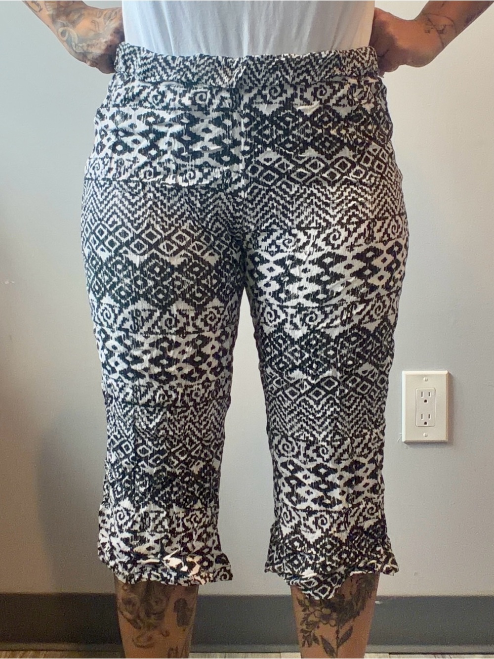 XL Flowy Black and White Aztec Capris‎ Light Material (Rayon) Wide Leg